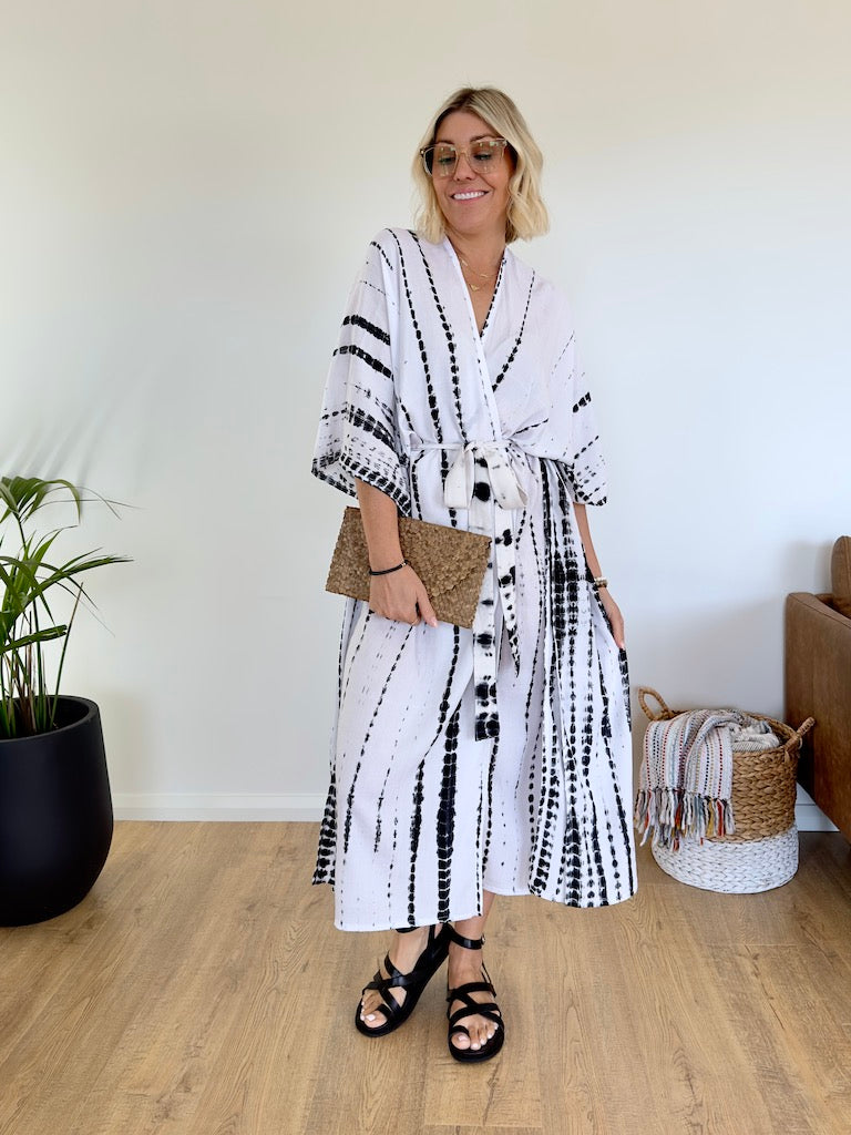 Omnia Kimono - White and Black