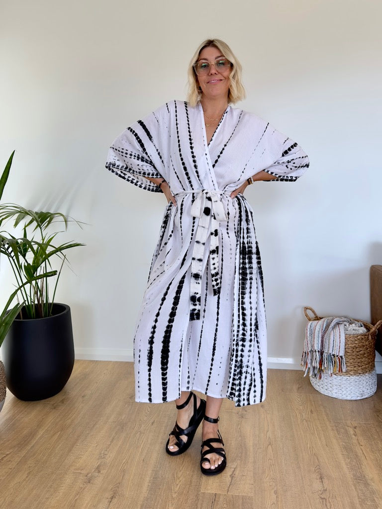 Omnia Kimono - White and Black