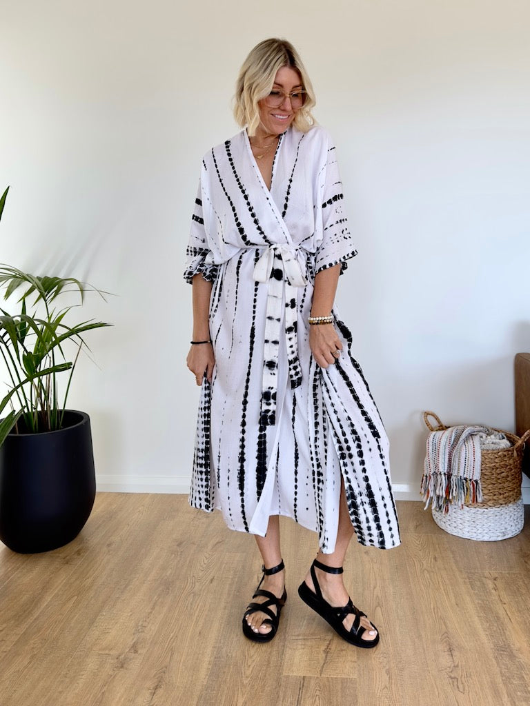 Omnia Kimono - White and Black