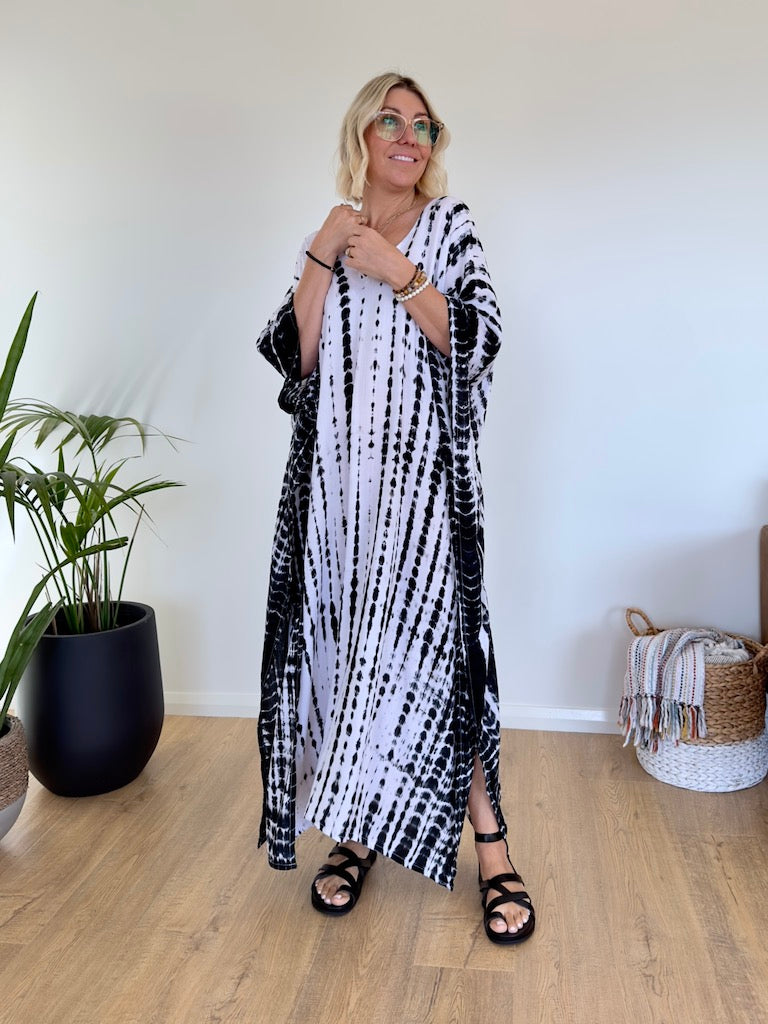 Omnia Kaftan - White and Black