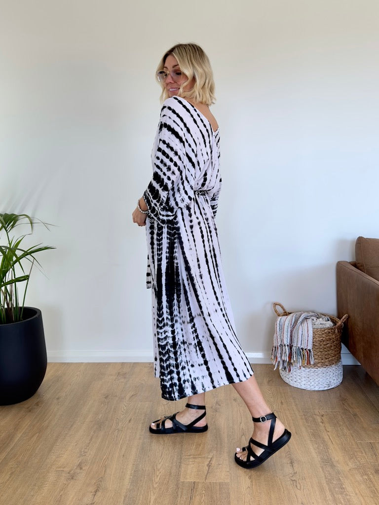 Omnia Kaftan - White and Black